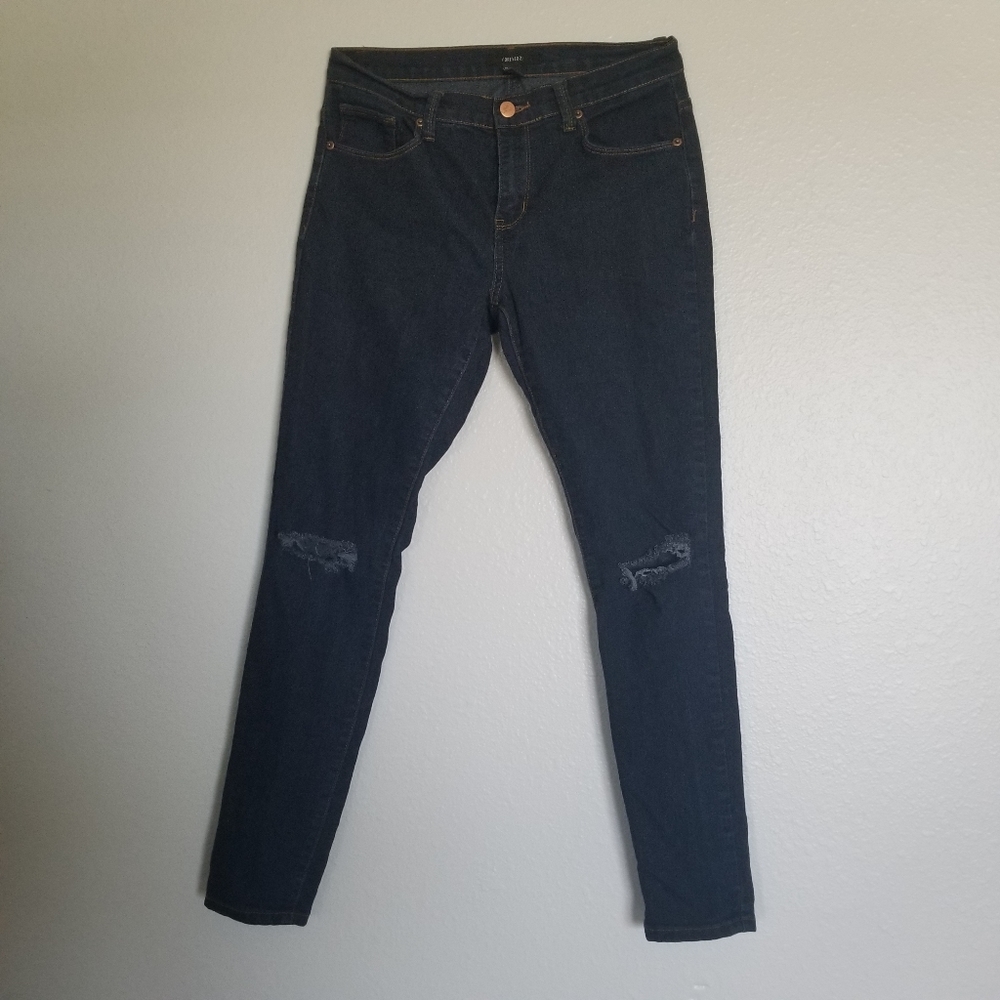 FOREVER21 MID RISE DISTRESSED KNEE JEANS